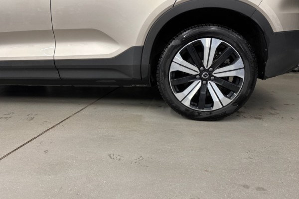 Esittelykuva Volvo XC40 täyssähköautosta.