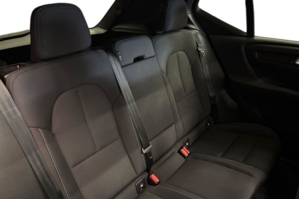 Esittelykuva Volvo XC40 täyssähköautosta.