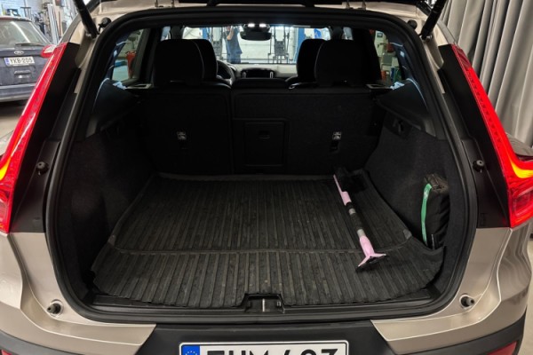 Esittelykuva Volvo XC40 täyssähköautosta.