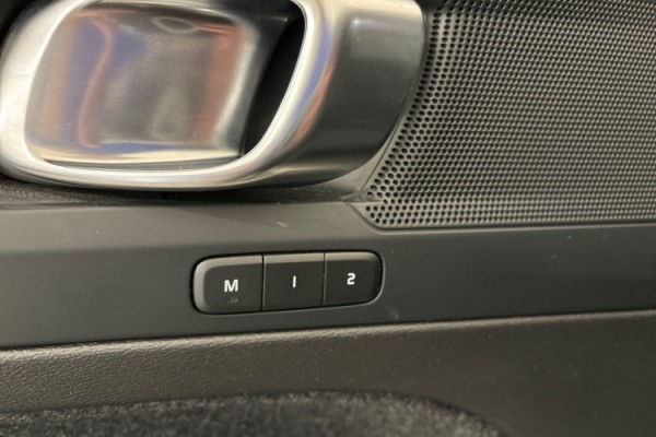 Esittelykuva Volvo XC40 täyssähköautosta.