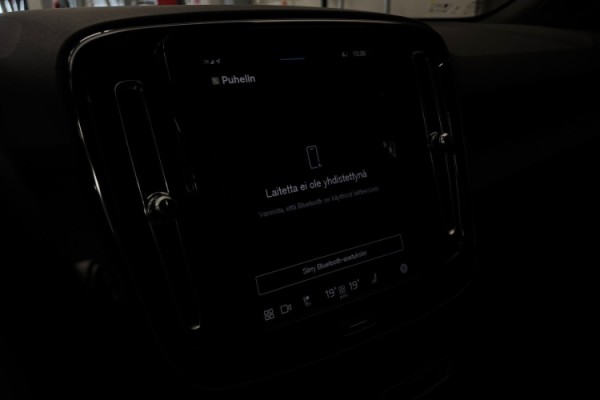 Esittelykuva Volvo XC40 täyssähköautosta.