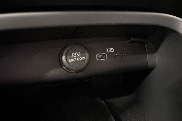 Esittelykuva Volvo XC40 täyssähköautosta.