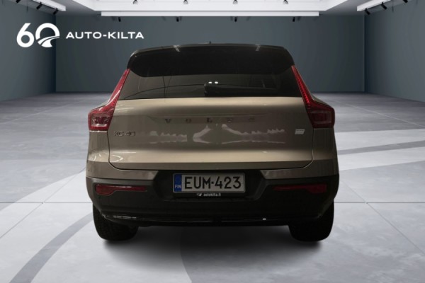 Esittelykuva Volvo XC40 täyssähköautosta.