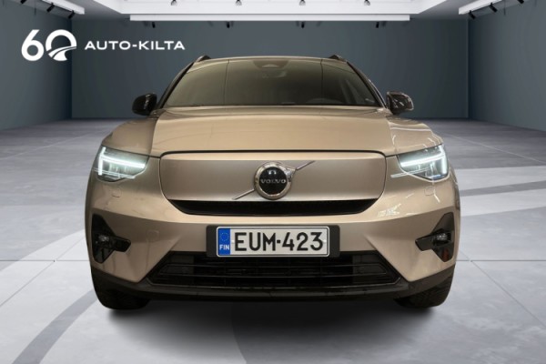 Esittelykuva Volvo XC40 täyssähköautosta.