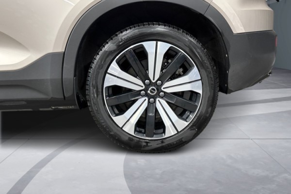 Esittelykuva Volvo XC40 täyssähköautosta.