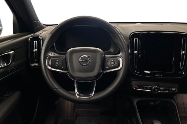 Esittelykuva Volvo XC40 täyssähköautosta.