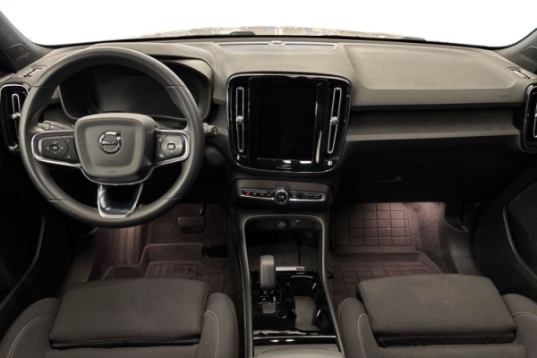 Esittelykuva Volvo XC40 täyssähköautosta.