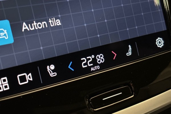 Esittelykuva Volvo S60 lataushybridiautosta.