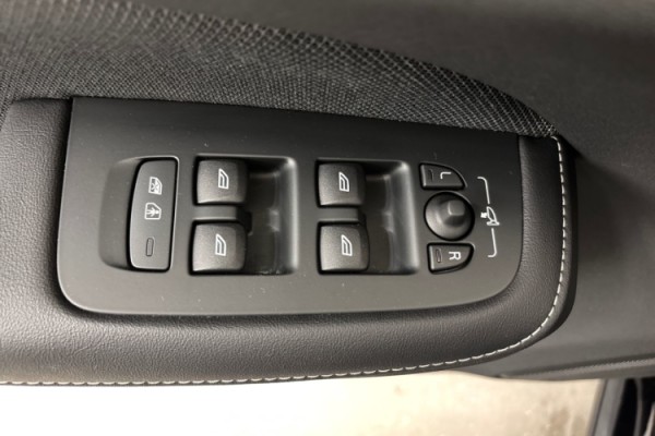 Esittelykuva Volvo S60 lataushybridiautosta.