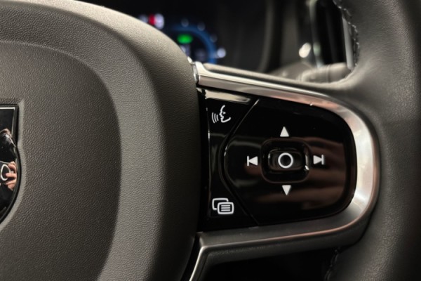 Esittelykuva Volvo S60 lataushybridiautosta.