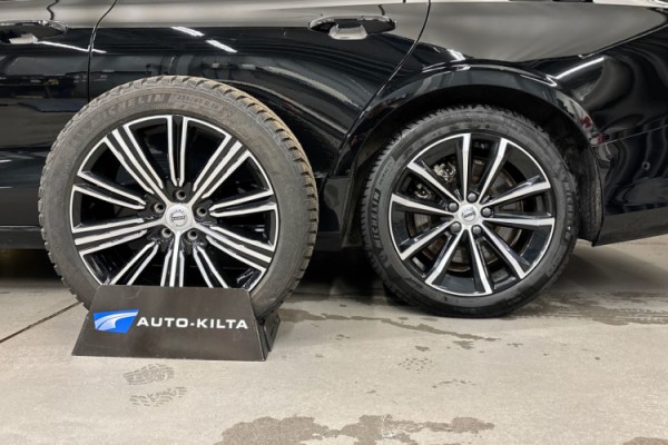 Esittelykuva Volvo S60 lataushybridiautosta.