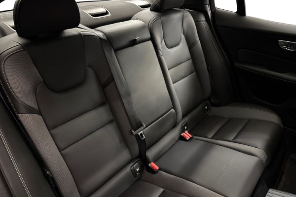 Esittelykuva Volvo S60 lataushybridiautosta.