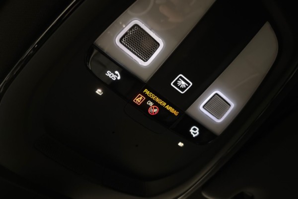 Esittelykuva Volvo S60 lataushybridiautosta.
