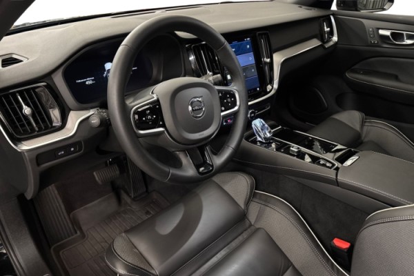 Esittelykuva Volvo S60 lataushybridiautosta.