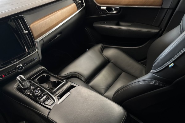 Esittelykuva Volvo S90 lataushybridiautosta.
