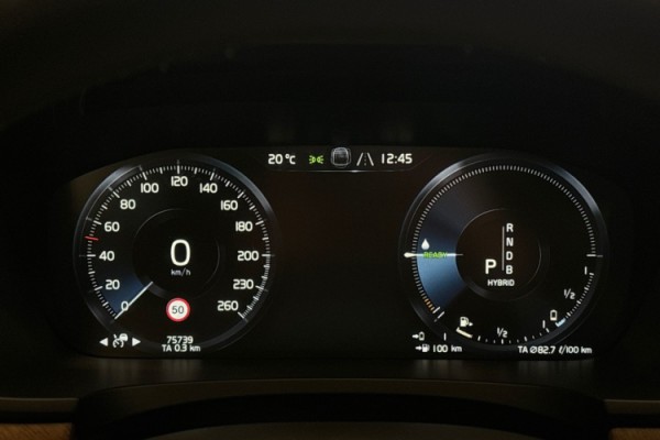 Esittelykuva Volvo S90 lataushybridiautosta.