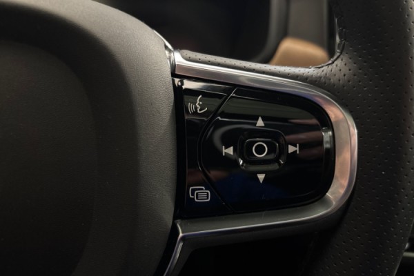 Esittelykuva Volvo S90 lataushybridiautosta.