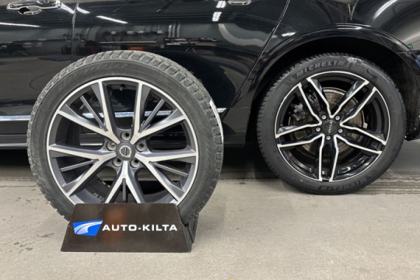 Esittelykuva Volvo S90 lataushybridiautosta.