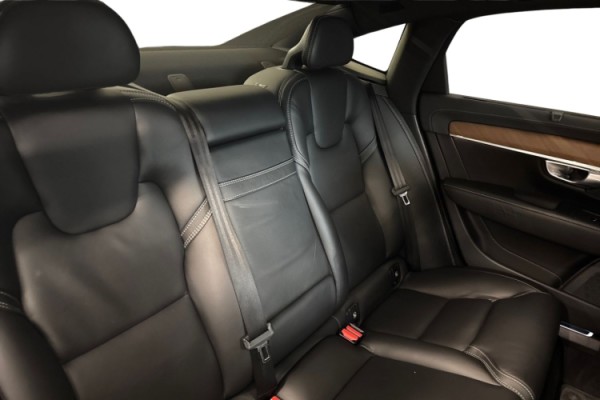 Esittelykuva Volvo S90 lataushybridiautosta.