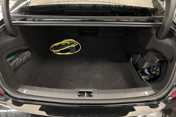 Esittelykuva Volvo S90 lataushybridiautosta.