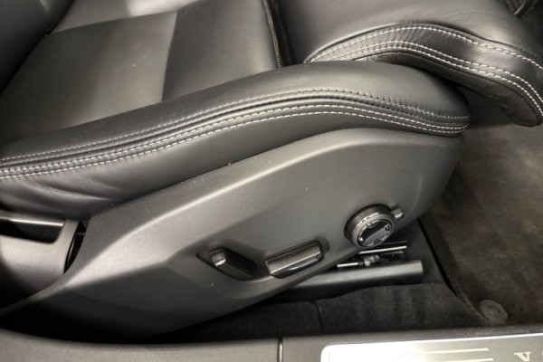Esittelykuva Volvo S90 lataushybridiautosta.