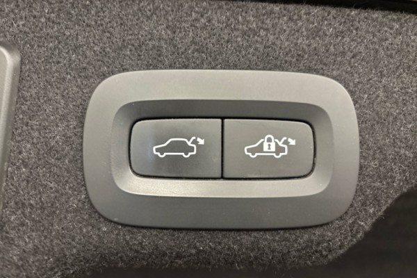 Esittelykuva Volvo S90 lataushybridiautosta.