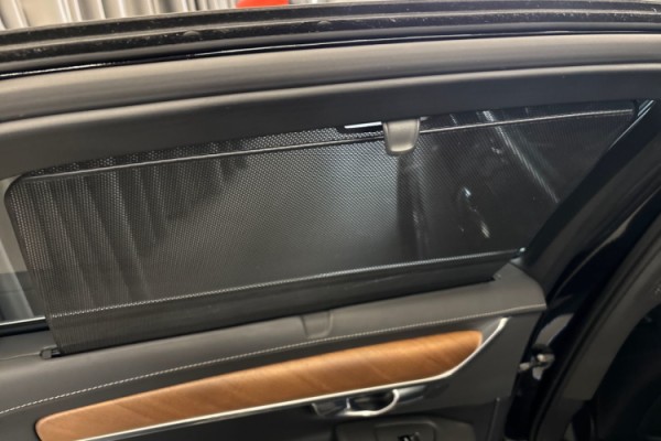 Esittelykuva Volvo S90 lataushybridiautosta.