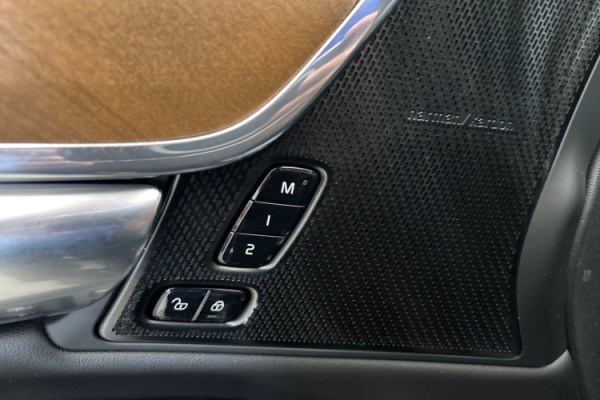 Esittelykuva Volvo S90 lataushybridiautosta.