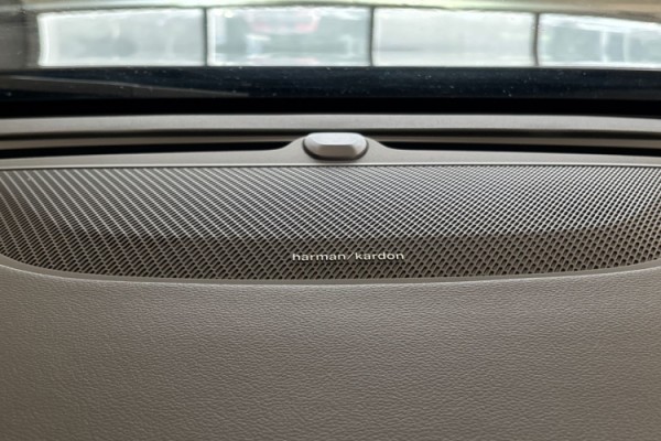 Esittelykuva Volvo S90 lataushybridiautosta.