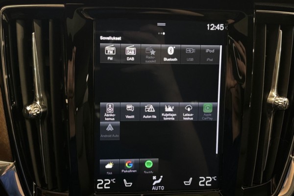 Esittelykuva Volvo S90 lataushybridiautosta.