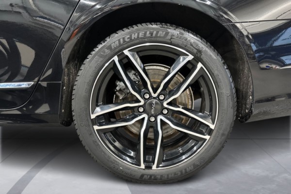 Esittelykuva Volvo S90 lataushybridiautosta.