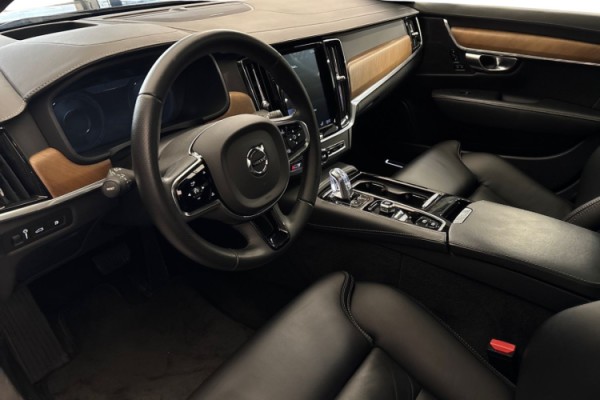 Esittelykuva Volvo S90 lataushybridiautosta.