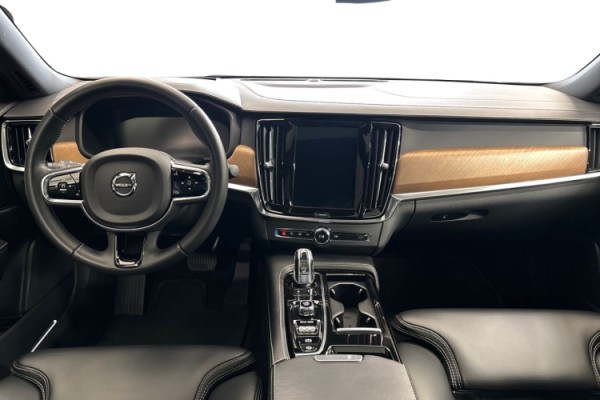Esittelykuva Volvo S90 lataushybridiautosta.