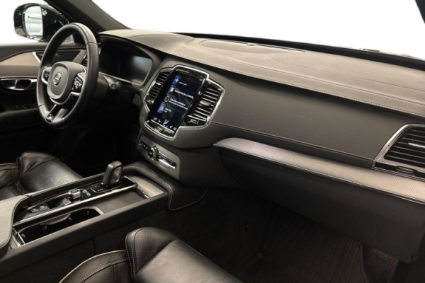 Esittelykuva Volvo XC90 lataushybridiautosta.