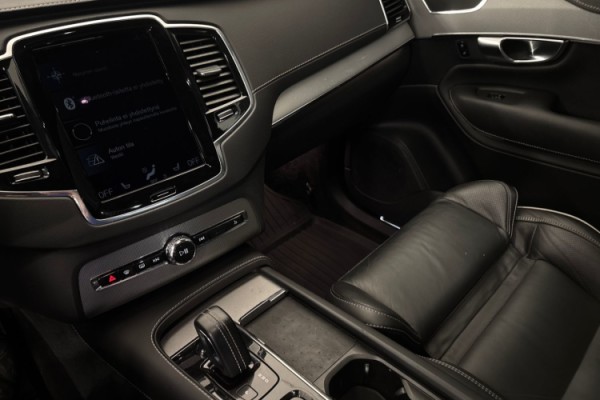 Esittelykuva Volvo XC90 lataushybridiautosta.