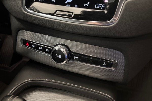 Esittelykuva Volvo XC90 lataushybridiautosta.