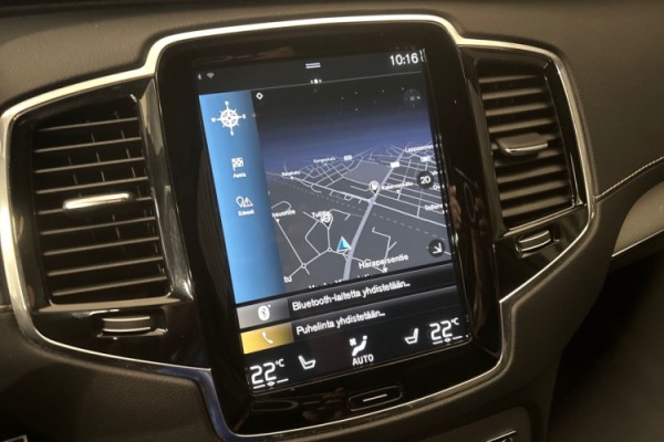 Esittelykuva Volvo XC90 lataushybridiautosta.