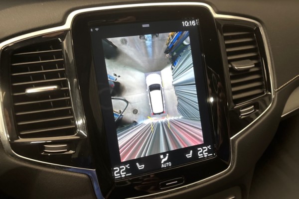 Esittelykuva Volvo XC90 lataushybridiautosta.