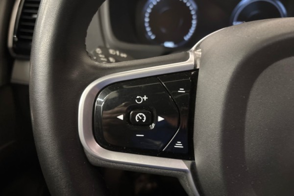 Esittelykuva Volvo XC90 lataushybridiautosta.