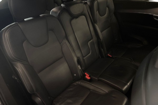Esittelykuva Volvo XC90 lataushybridiautosta.