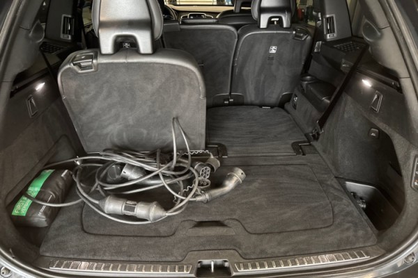 Esittelykuva Volvo XC90 lataushybridiautosta.