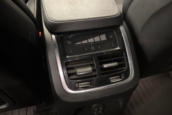 Esittelykuva Volvo XC90 lataushybridiautosta.