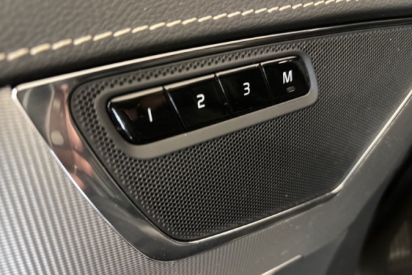 Esittelykuva Volvo XC90 lataushybridiautosta.