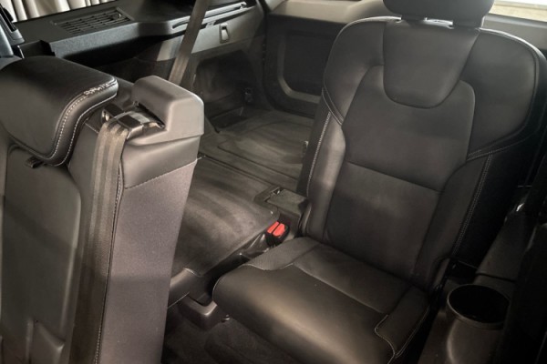 Esittelykuva Volvo XC90 lataushybridiautosta.