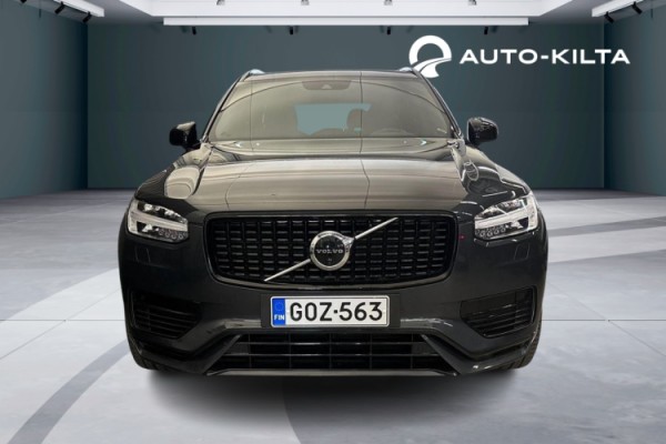 Esittelykuva Volvo XC90 lataushybridiautosta.