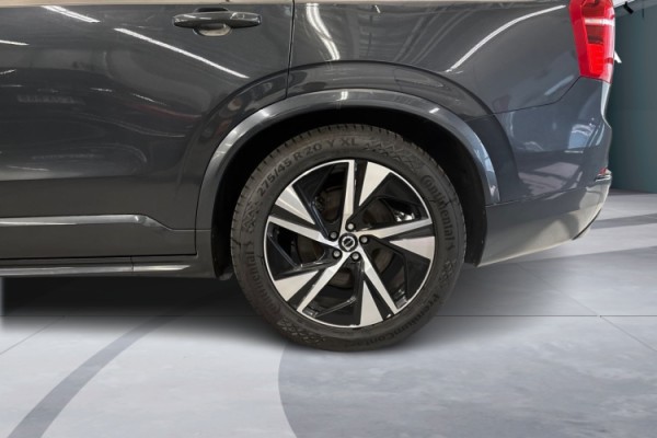 Esittelykuva Volvo XC90 lataushybridiautosta.
