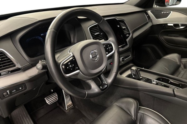 Esittelykuva Volvo XC90 lataushybridiautosta.