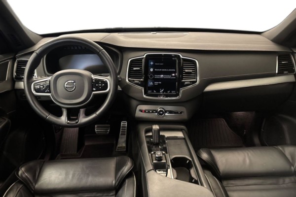 Esittelykuva Volvo XC90 lataushybridiautosta.
