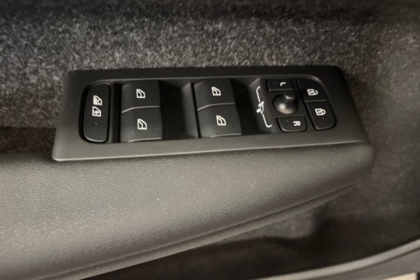 Esittelykuva Volvo EX40 täyssähköautosta.