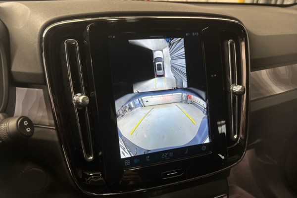 Esittelykuva Volvo EX40 täyssähköautosta.